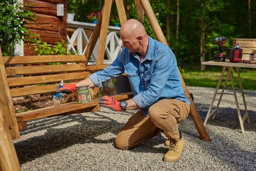 Czym zabezpieczyć drewnianą huśtawkę w ogrodzie?